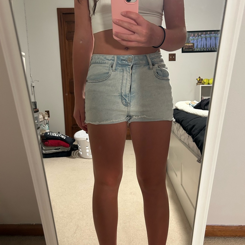 AMERICAN EAGLE LIGHT WASH JEAN SHORTS!!